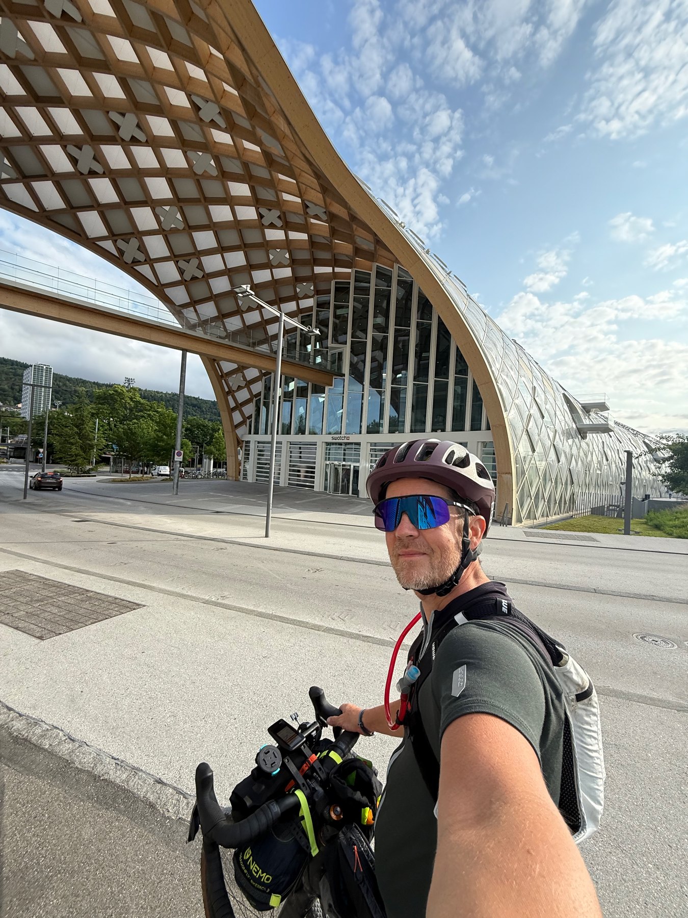 Mirko mit seinem bepackten Fahrrad am Beginn der Barcelona-Tour