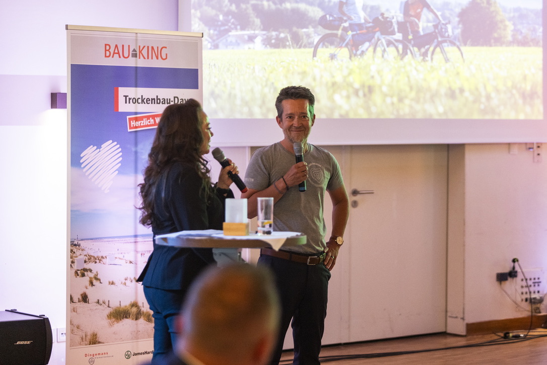 Mirko Groß bei seinem Vortrag über Kids Evolution auf einer Veranstaltung der BAUKING AG in Boltenhagen