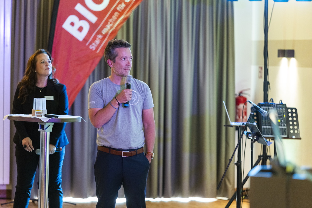 Mirko Groß stellt die Tätigkeiten von Kids Evolution auf der Bühne vor