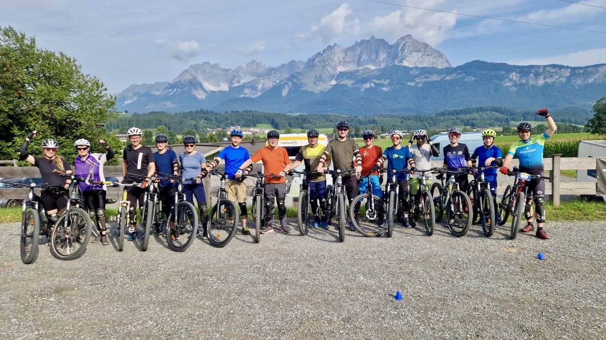 Teilnehmende des inklusiven Bike-Workshops vor dem Wilden Kaiser