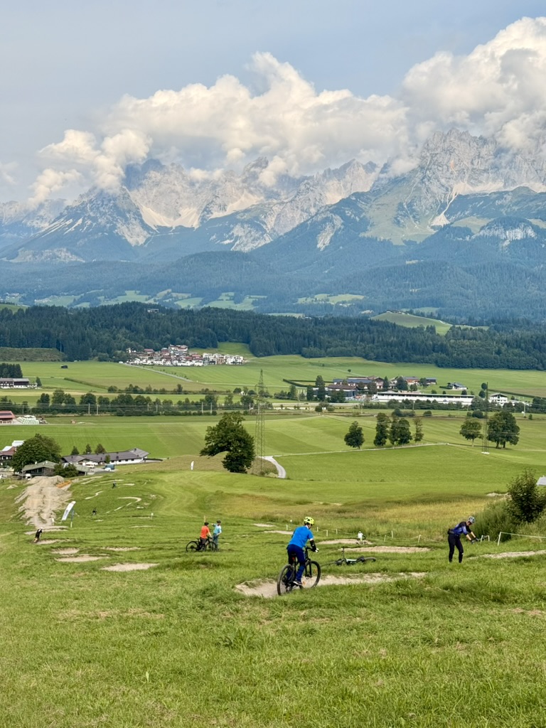 Mountainbike-Gruppe auf einem Trail in den Kitzbüheler Alpen