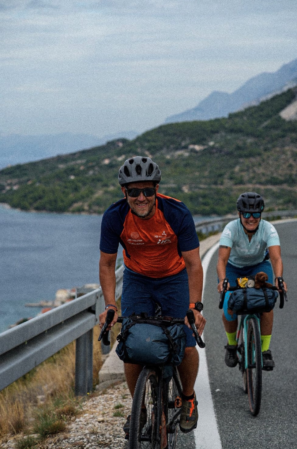 Mirko und Annika fahren gemeinsam entlang der Küste