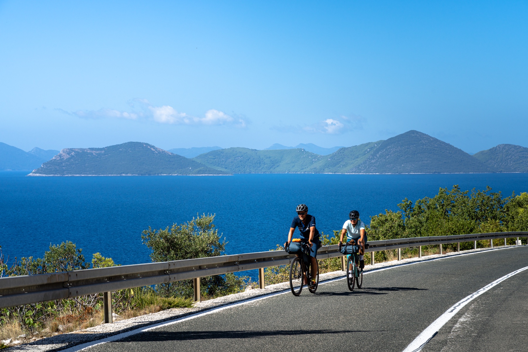 Mirko und Annika auf der Küstenstraße während der Tour nach Kreta