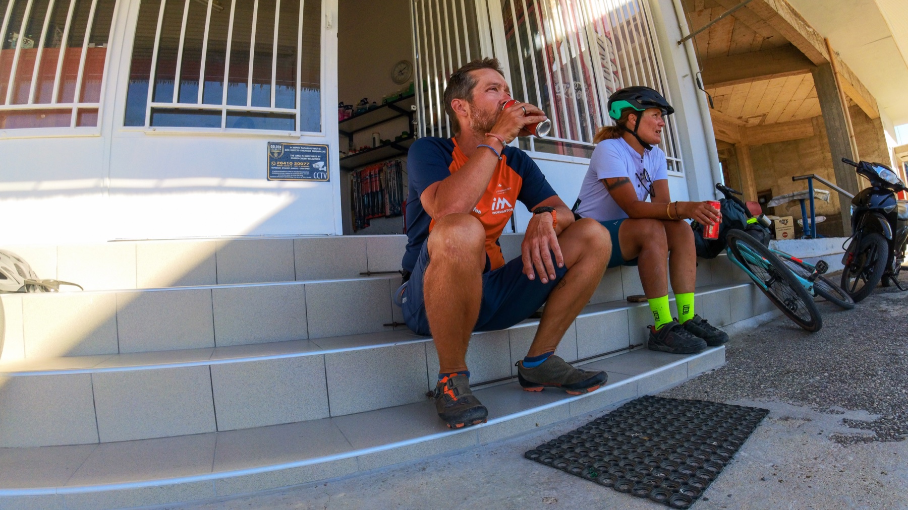 Mirko und Annika bei einer Pause mit ihren Fahrrädern