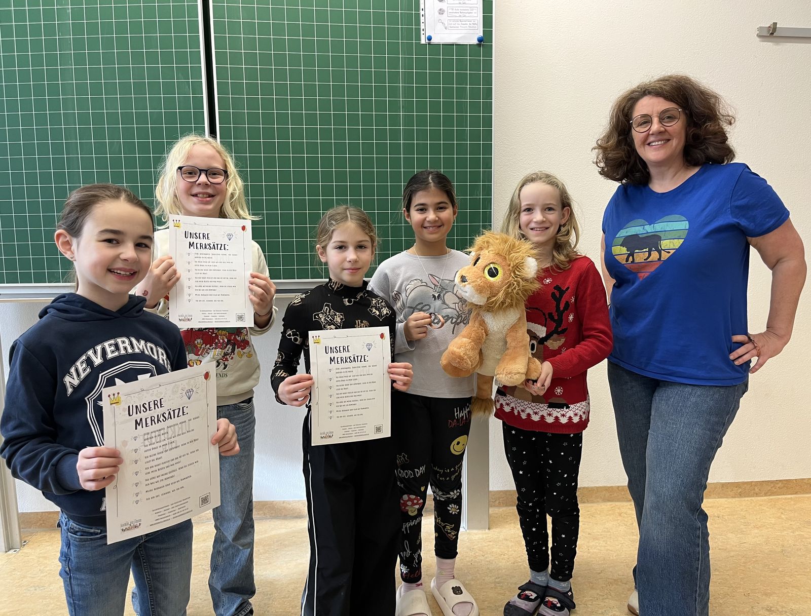 Kinder der Josef-Guggenmos-Schule mit Trainerin und ihren Merksätzen aus dem Mut-Mach-Training