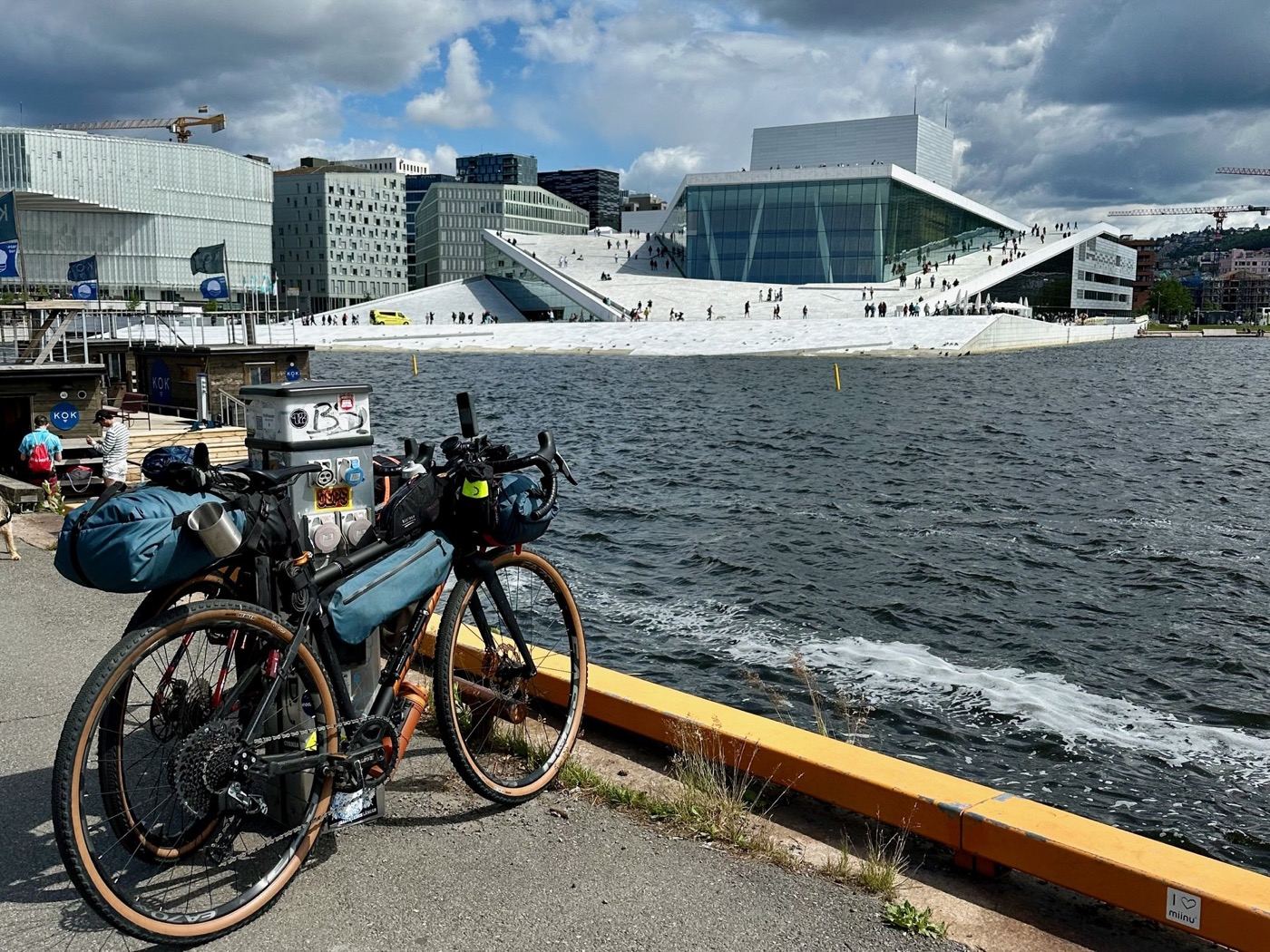 Die Bikepacking-Fahrräder von Mirko und Frank am Wasser vor der Oper in Oslo