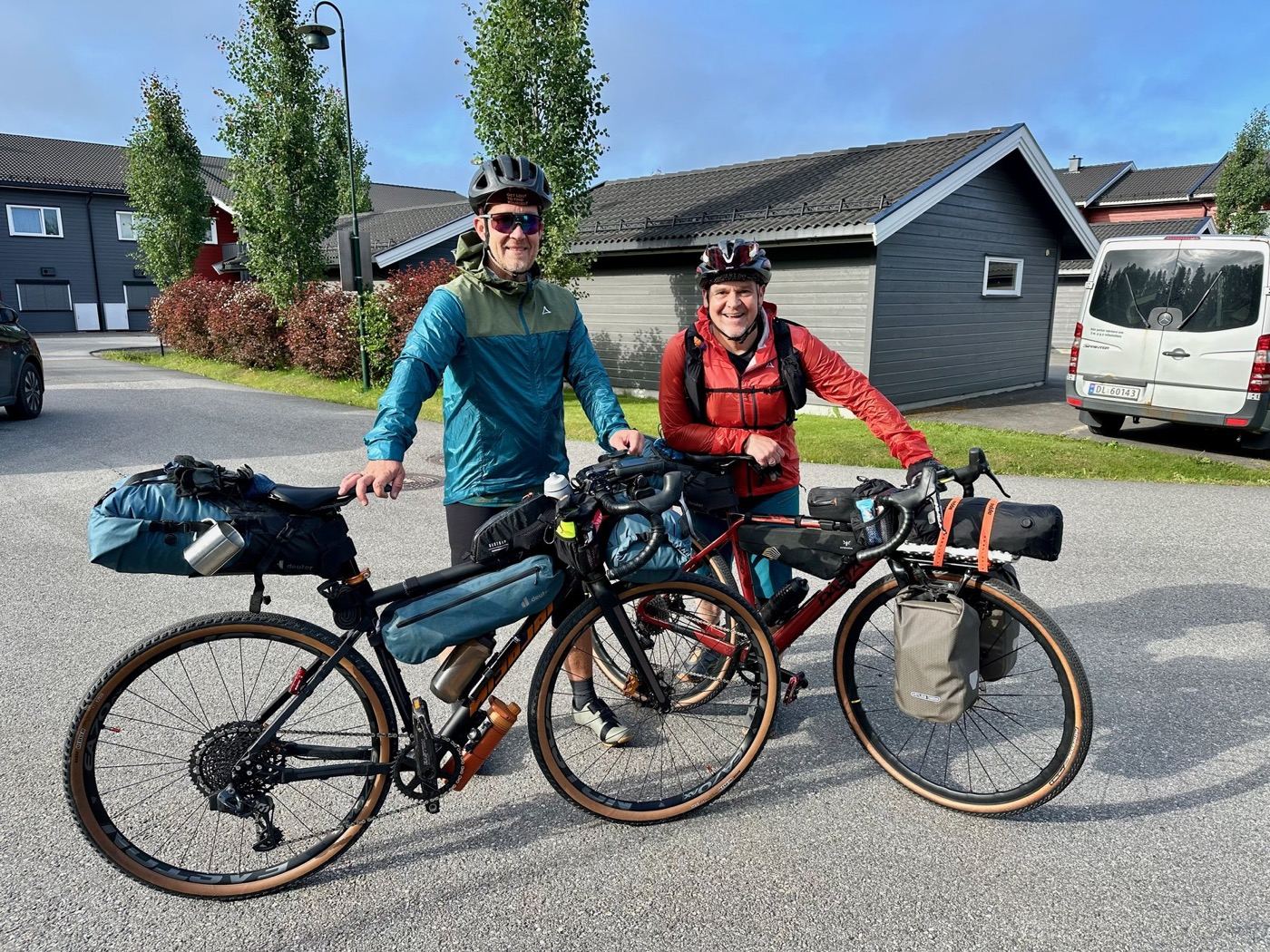 Mirko und Frank mit ihren bepackten Fahrrädern zum Start der Oslo-Tour